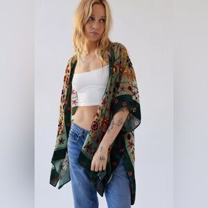 urban outfitters ruana ☾⋆｡𖦹 °✩⋆